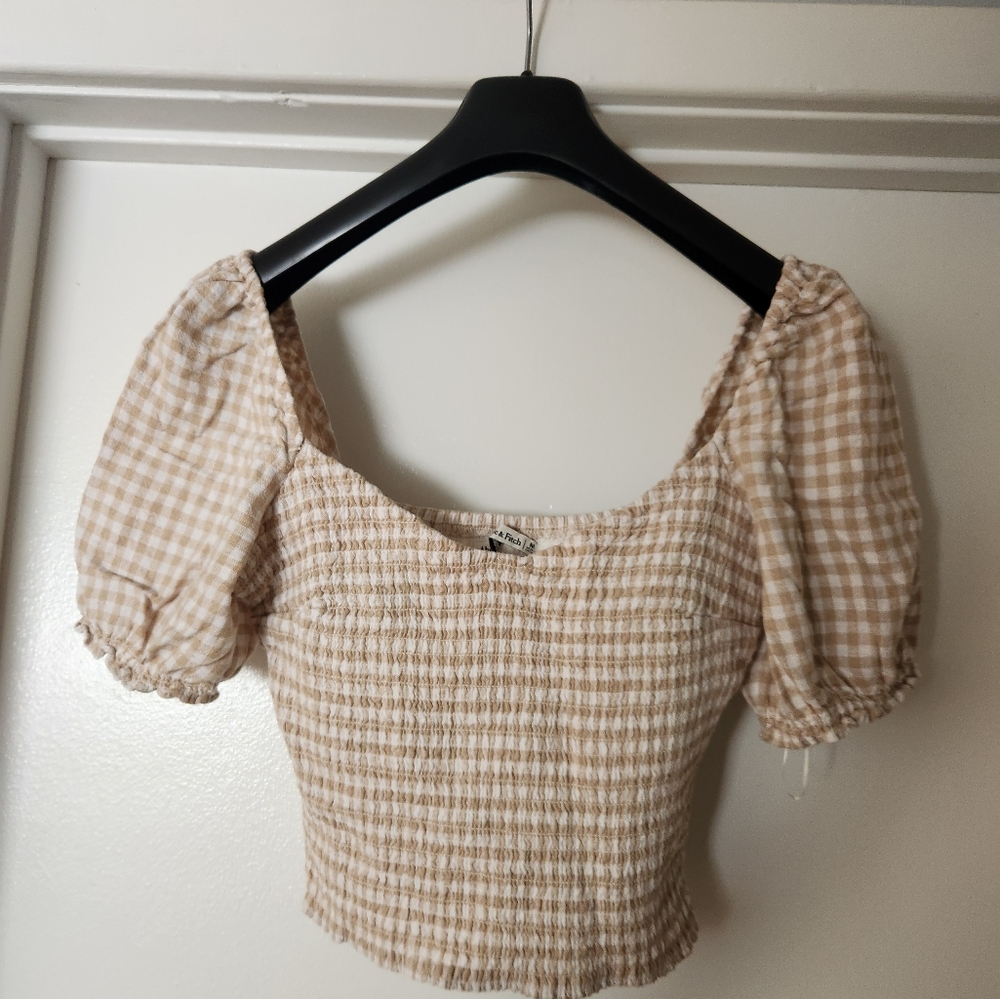 Abercrombie small tan/white and checkered pattern
